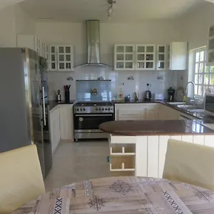 Tropical Garden Self Catering Holiday home Victoria